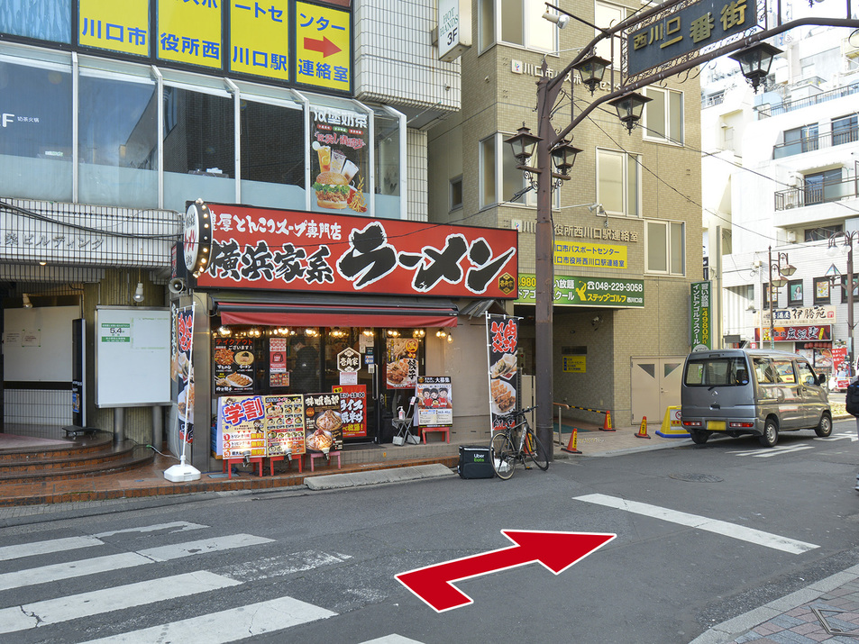 【道案内】④ラーメン屋さんの前の道を、右に入ってまっすぐ進みます