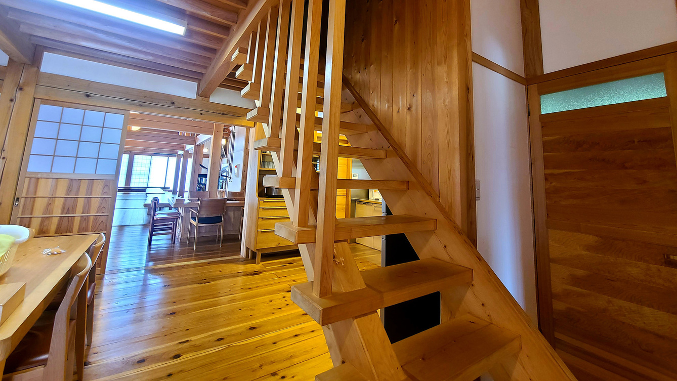 ＃【響きの宿】玄関を抜けるとキッチンが。左手に和室が2部屋あります。