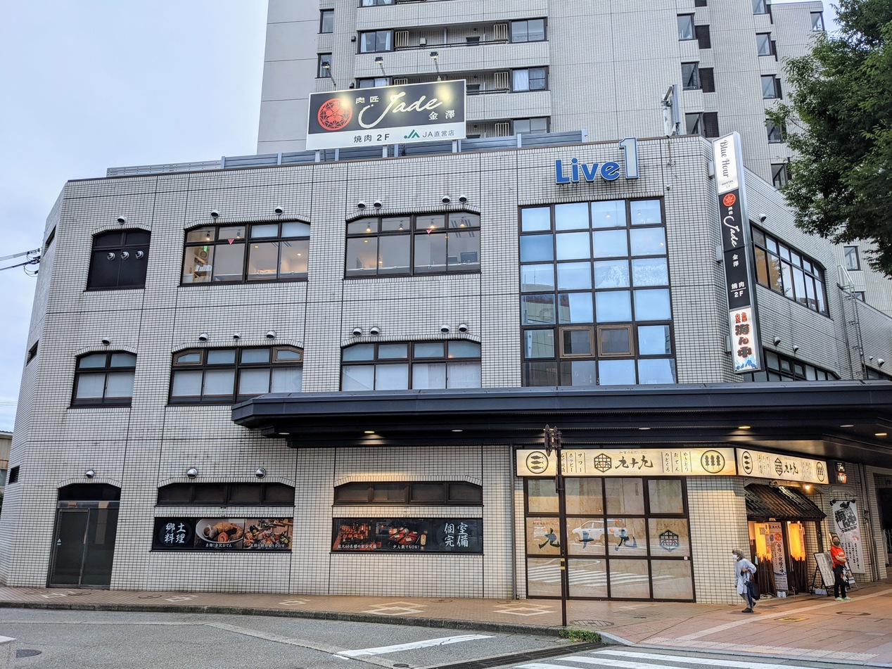 ライブ1ビルB棟の3階。外から見上げるとカウンターテーブルがよく見えます。