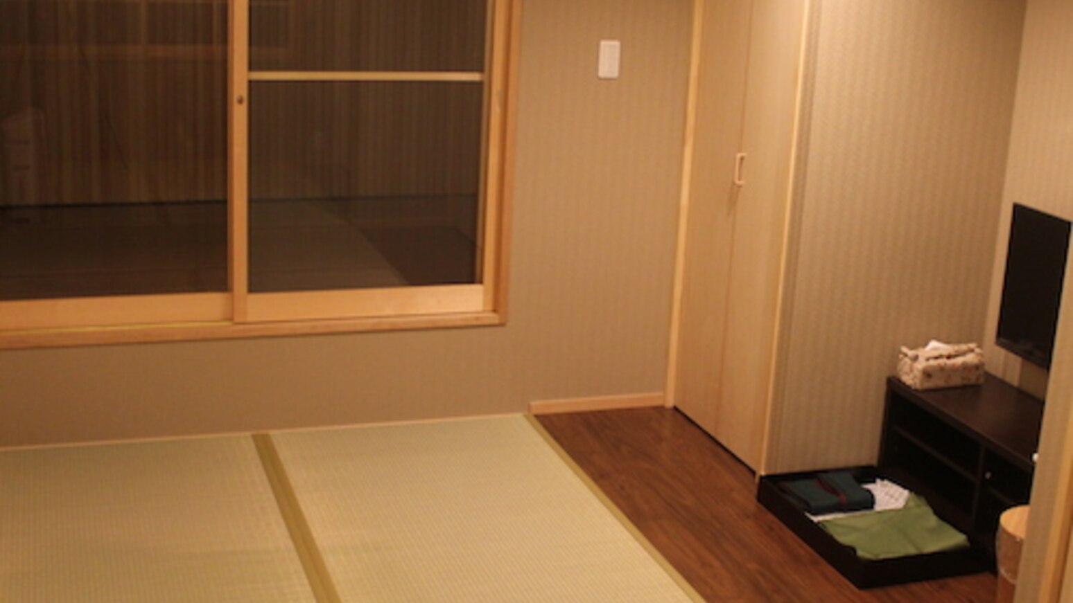 さと居香雪客室２階寝室２つのベットと寝具となります。
