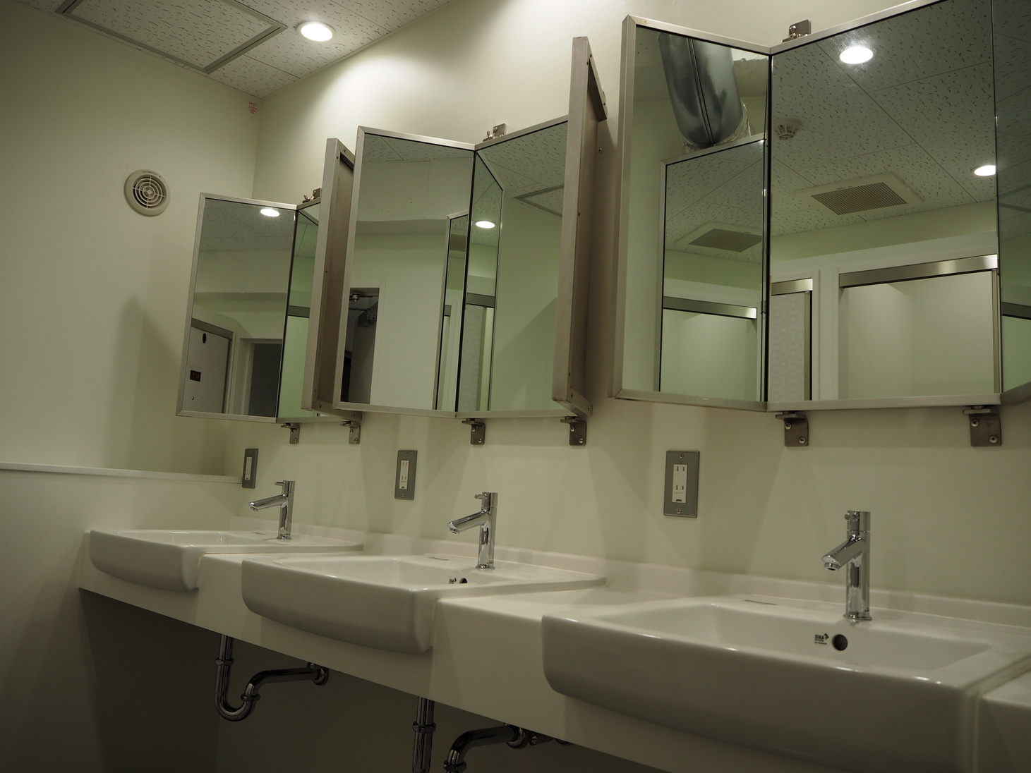お手洗いの鏡も3面で使いやすい！！