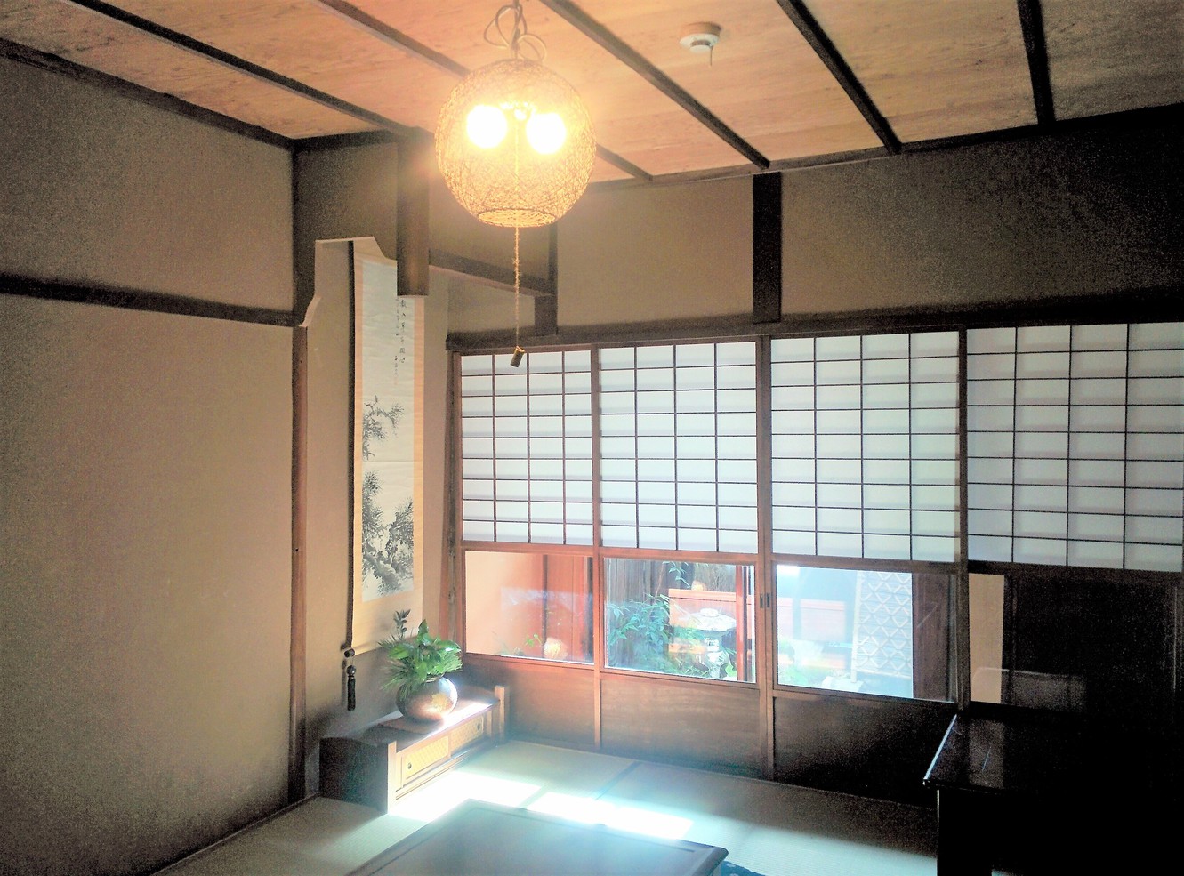 居間昭和初期の雰囲気が残っています