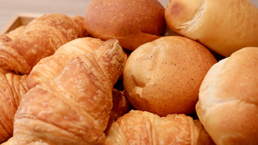 【朝食】パン（店内発酵の焼きたてパン）