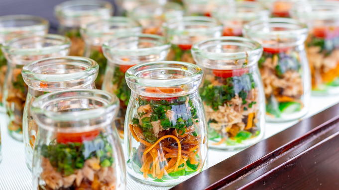 【朝食】道南の郷土料理である切干松前や鮭フレークなどを韓国風アレンジし瓶に入れた「びびんば」