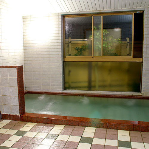 【大浴場（男湯）】当館のお風呂はちょっと珍しい【人工セラミック温泉】。身体の芯から温まると評判！！