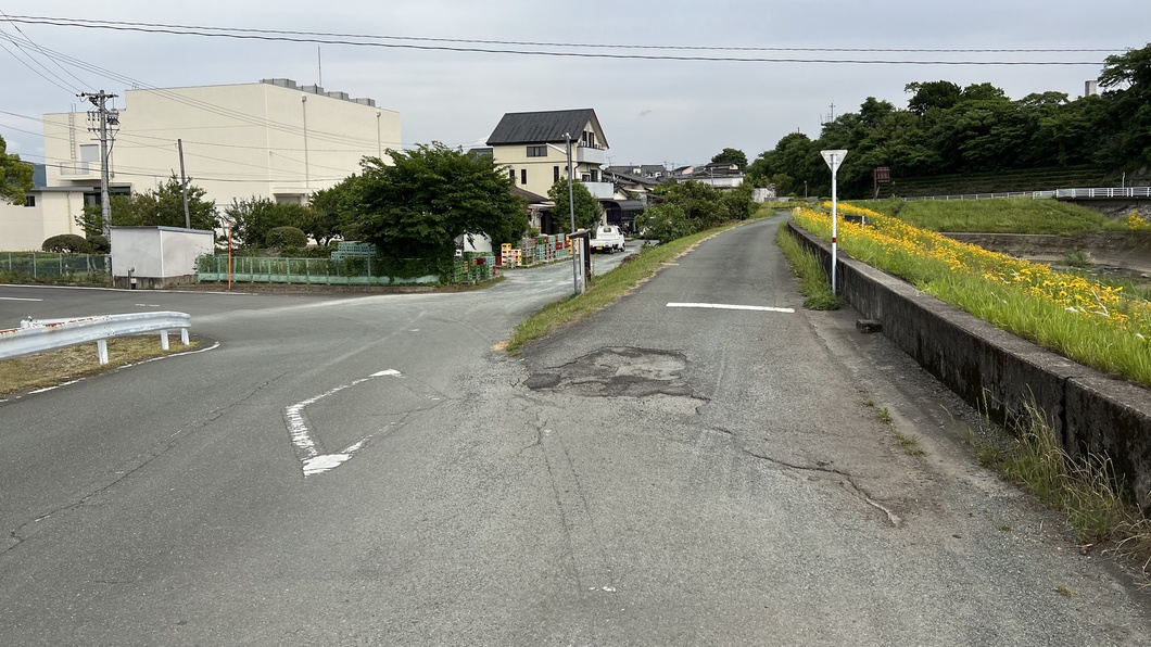 ⑥すぐ目の前に、道路が２つ現れます。右側の河川敷の細い方に入って下さい。