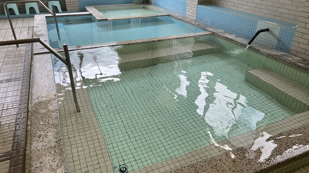 当館のすぐ前には熊入温泉センター（昔からある銭湯）があります。