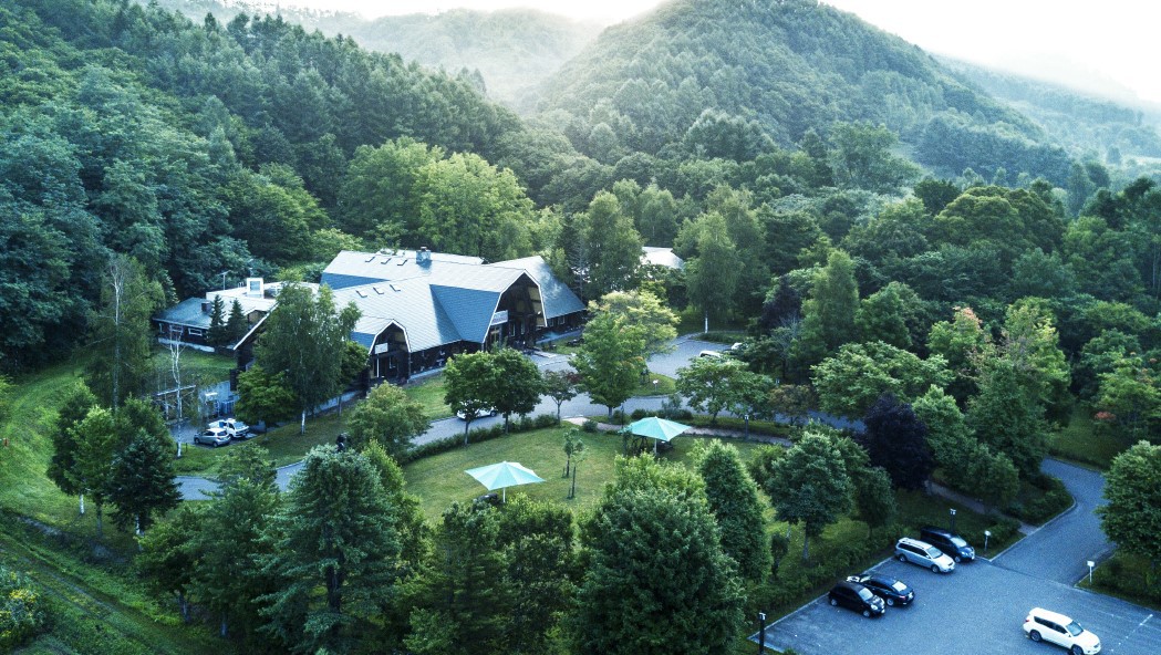 森に囲まれたカナダ産の丸太を使った平屋建てログホテル