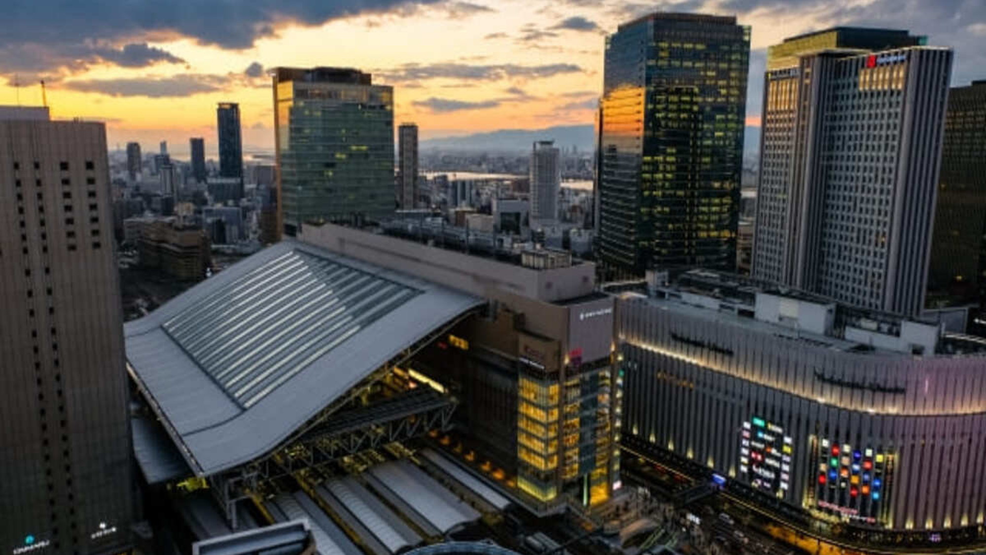 【梅田】大阪ステーションの夕暮れの様子です。