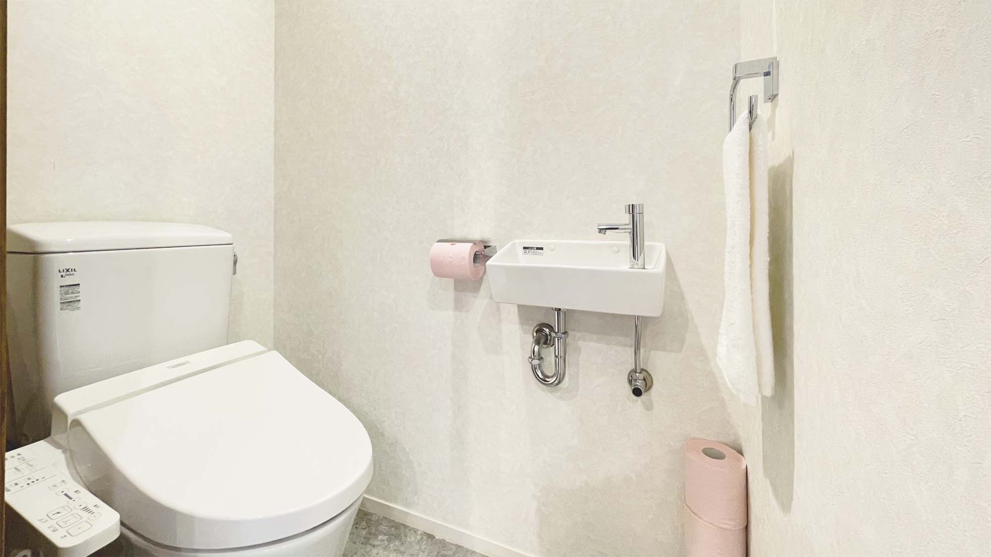 【洋室ツイン・大】セパレート式のトイレは温水洗浄シャワー付の便座となります