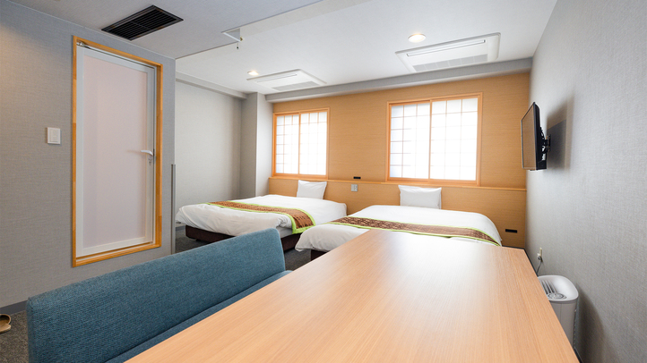 【上層階ツインルーム】ダイニングテーブルを完備