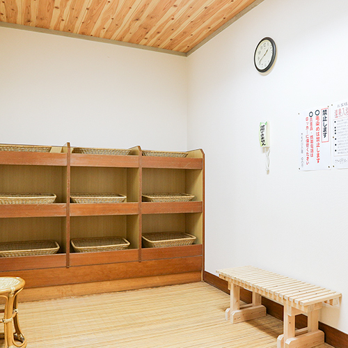 *【大浴場／男湯・脱衣所】皆様に気持ちよく使っていただくため清潔に気を配っています！