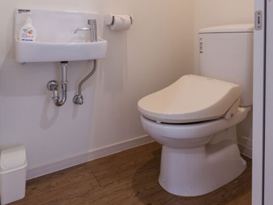 【トイレルーム】独立した造りは使いやすく、温水洗浄便座と手洗いを備えています。