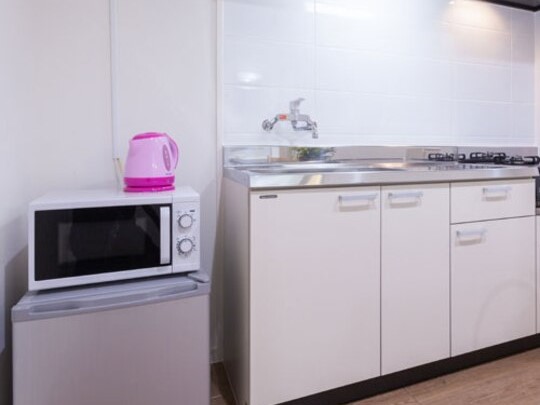 キッチン】電子レンジ・冷蔵庫・コンパクトながら十分なサイズのシステムキッチン。
