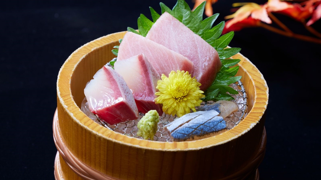 【お造り】鮪とろ、秋刀魚、間八の三種盛り秋味会席