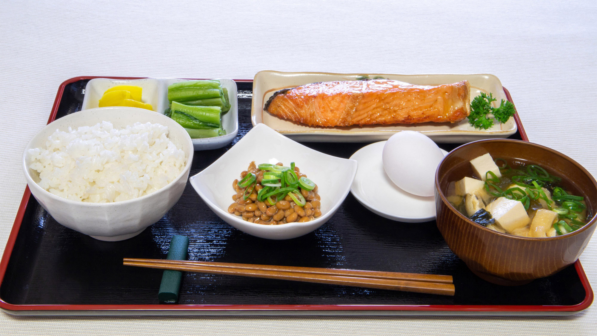 ・【朝食一例】味噌汁・納豆・鮭安心の朝ごはんです。