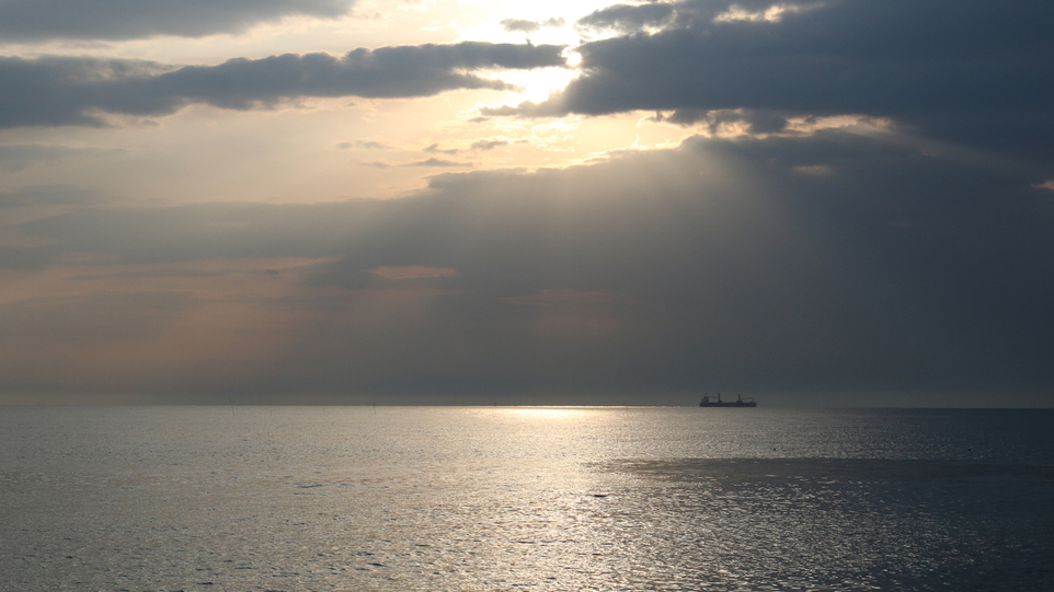 .天気が良い日に窓から見える伊勢湾に沈む夕陽がとても綺麗！