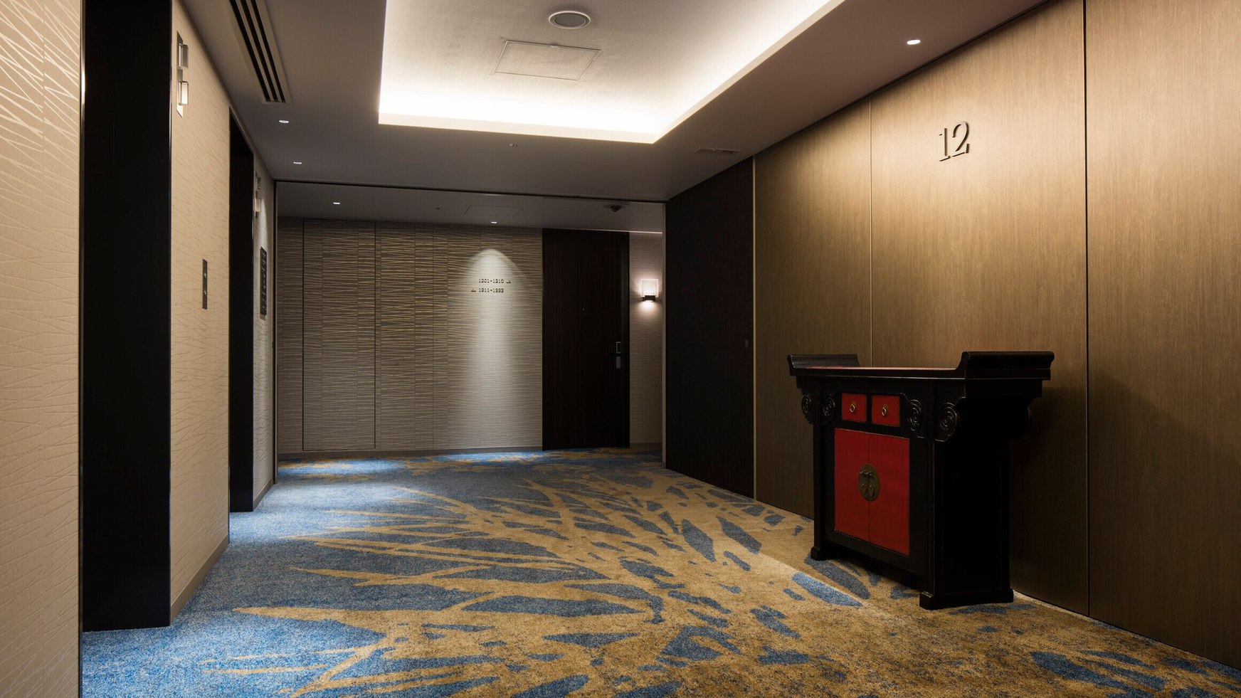 エレベーターホール｜各階で少しずつデザインの違う家具が皆さまをお迎えします。
