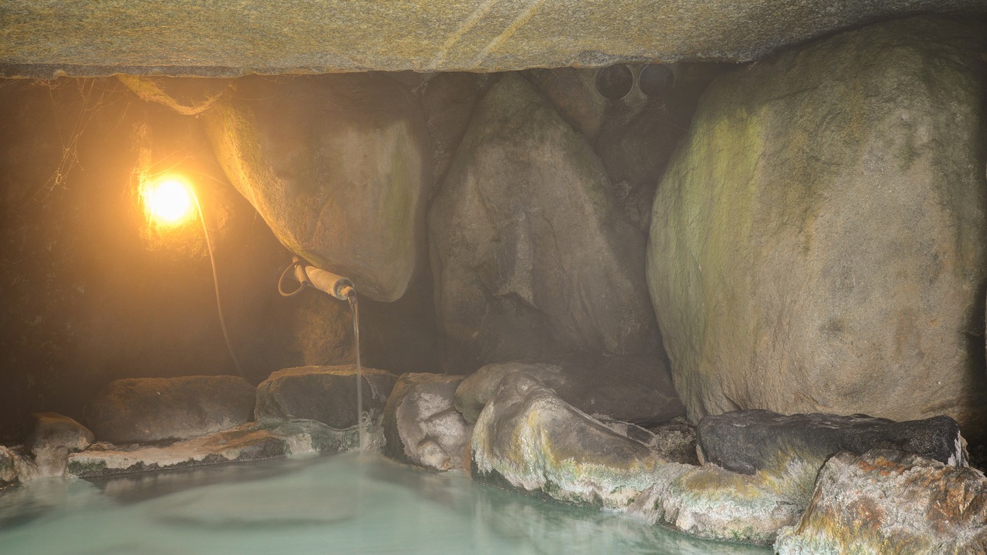*男湯洞窟風呂／秘密の隠れ家のような雰囲気が楽しめます