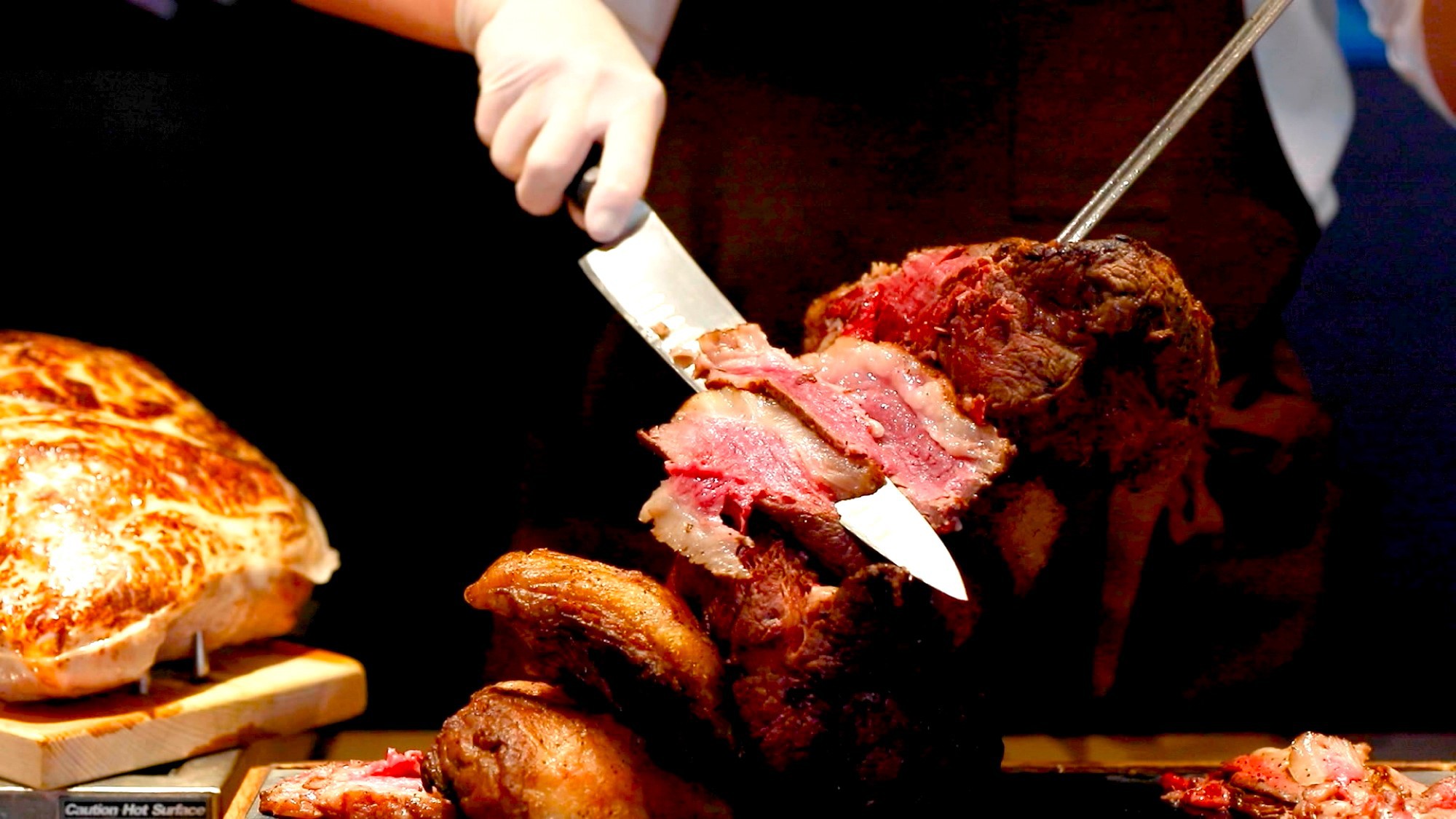 【ホテル内レストラン/コーラルブルー夕食】牛肉を使用したシュラスコのライブキッチン