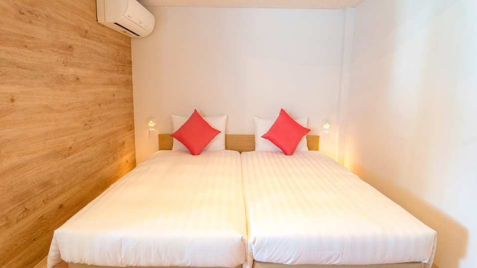 【客室一例】100×;200cmのベッドを2台設えたセカンドベッドスペース。