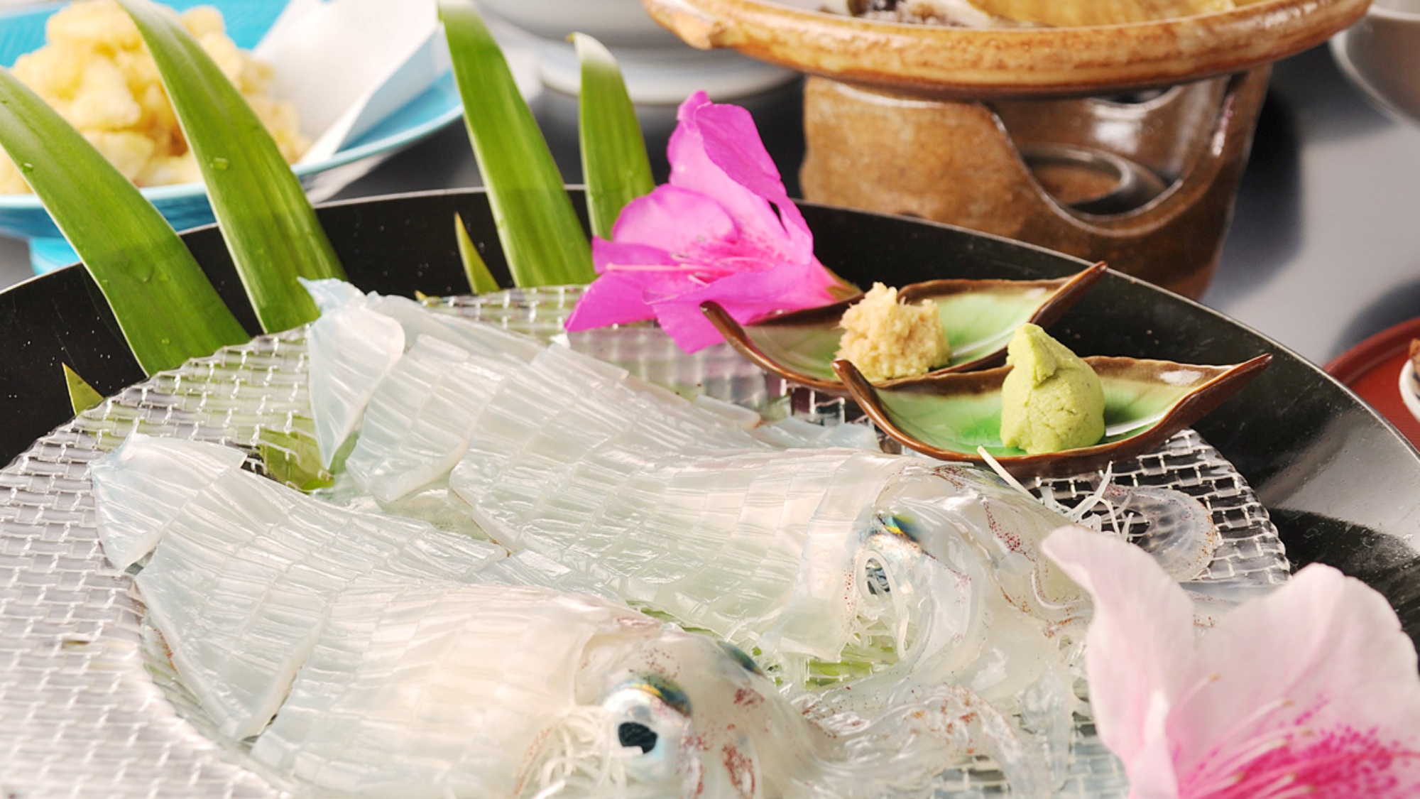 【夕食一例】イカ活き造りはお刺身を食べた後のゲソを天ぷらか塩焼きで。