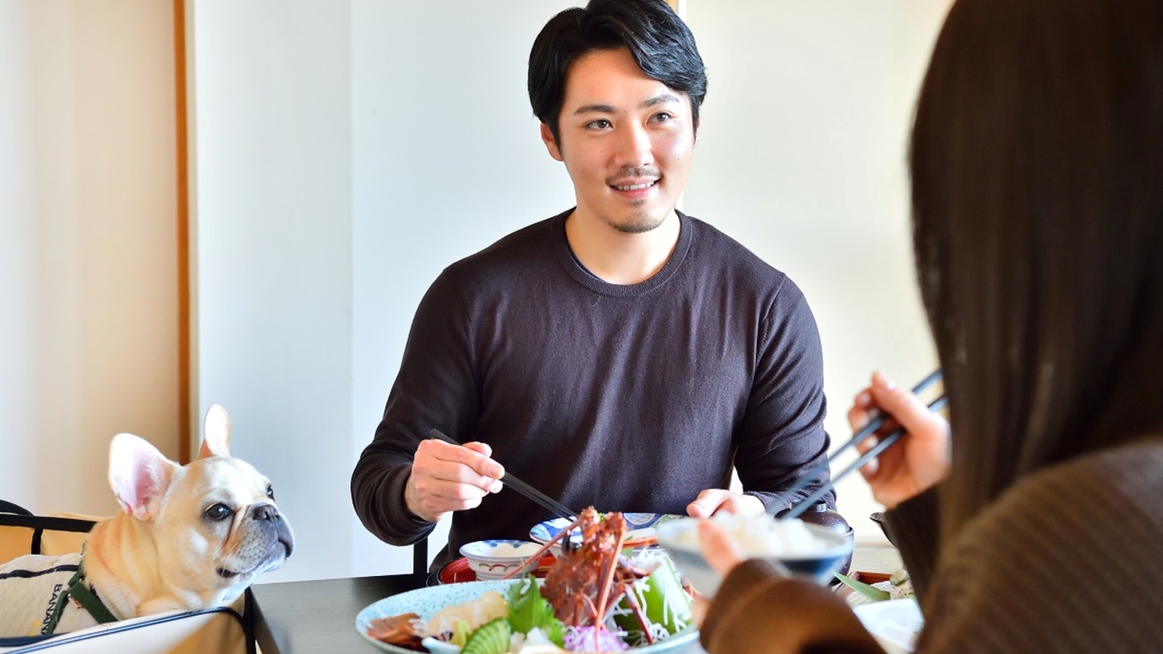 【半個室食事処】こちらは別途料金にて宴会場を仕切った形でわんちゃんと一緒に食事ができます♪ 