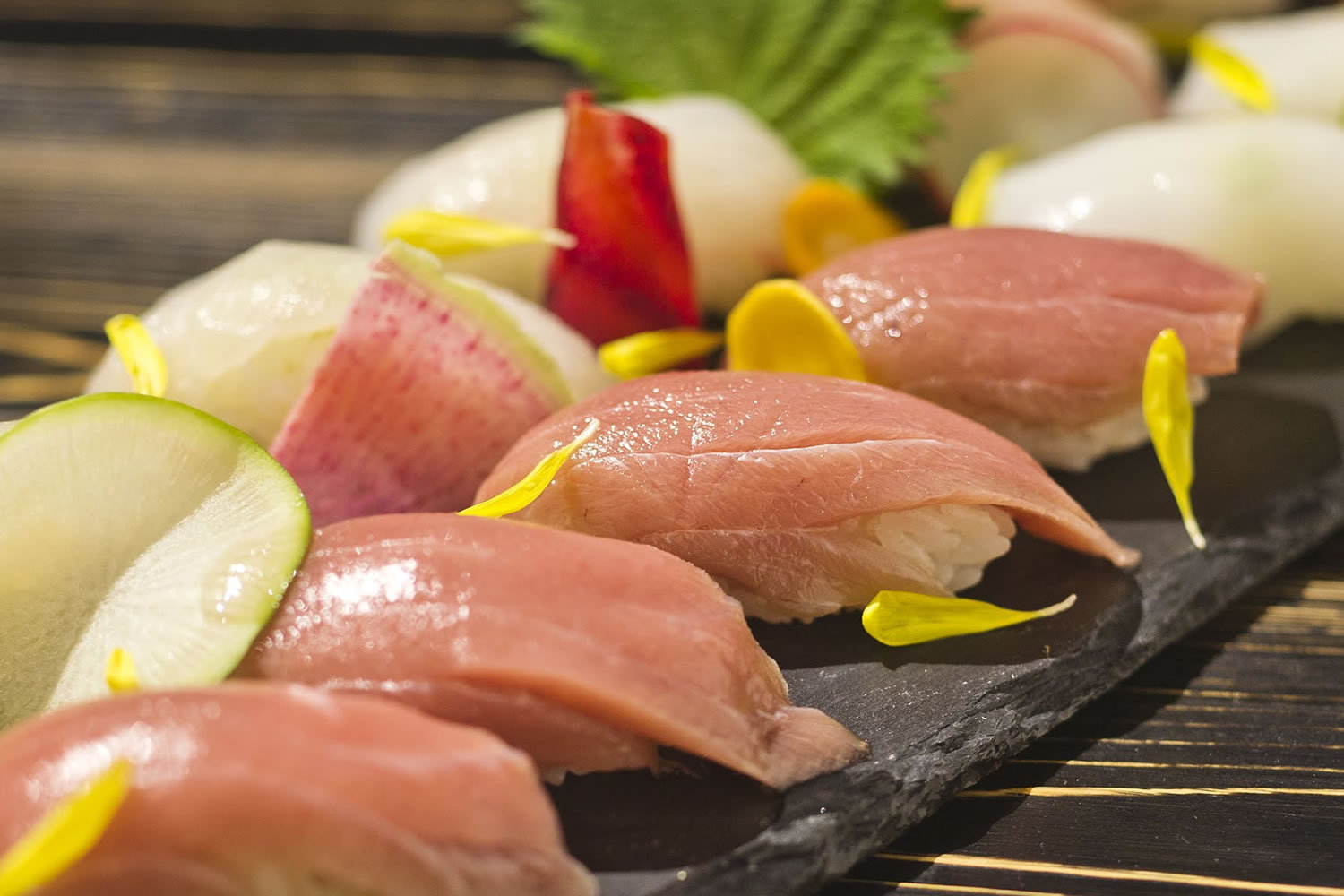 【ぶりのお寿司】新鮮なぶりは味の引き締まりが違う！お寿司で素材本来の味をお楽しみください