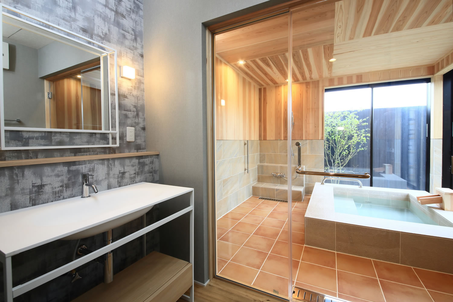 【客室浴室】広々とした客室のお風呂は“;天然温泉”;ゆったり足を伸ばして湯浴みをお楽しみください