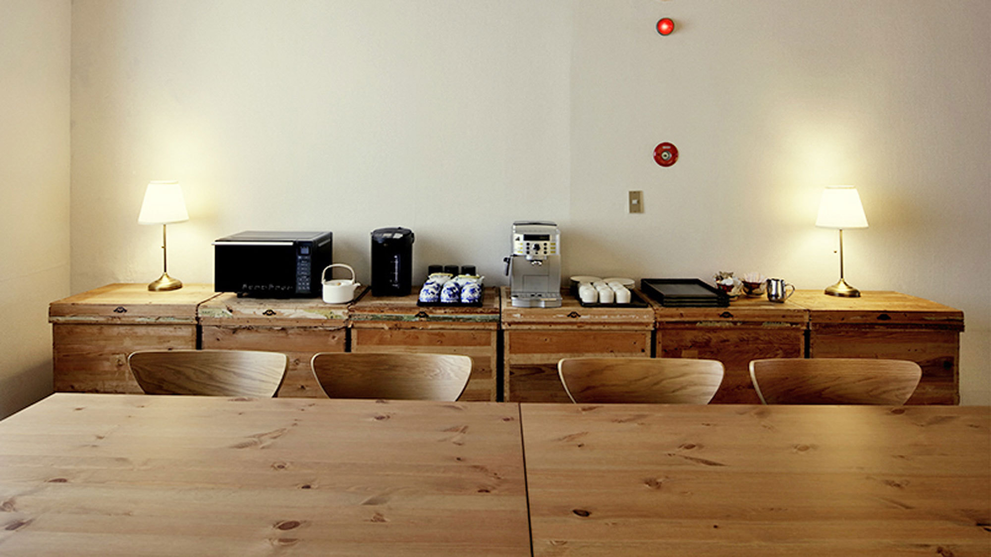【カフェコーナー】コーヒーマシン・電気ポット・電子レンジ・おしぼりを置いております。