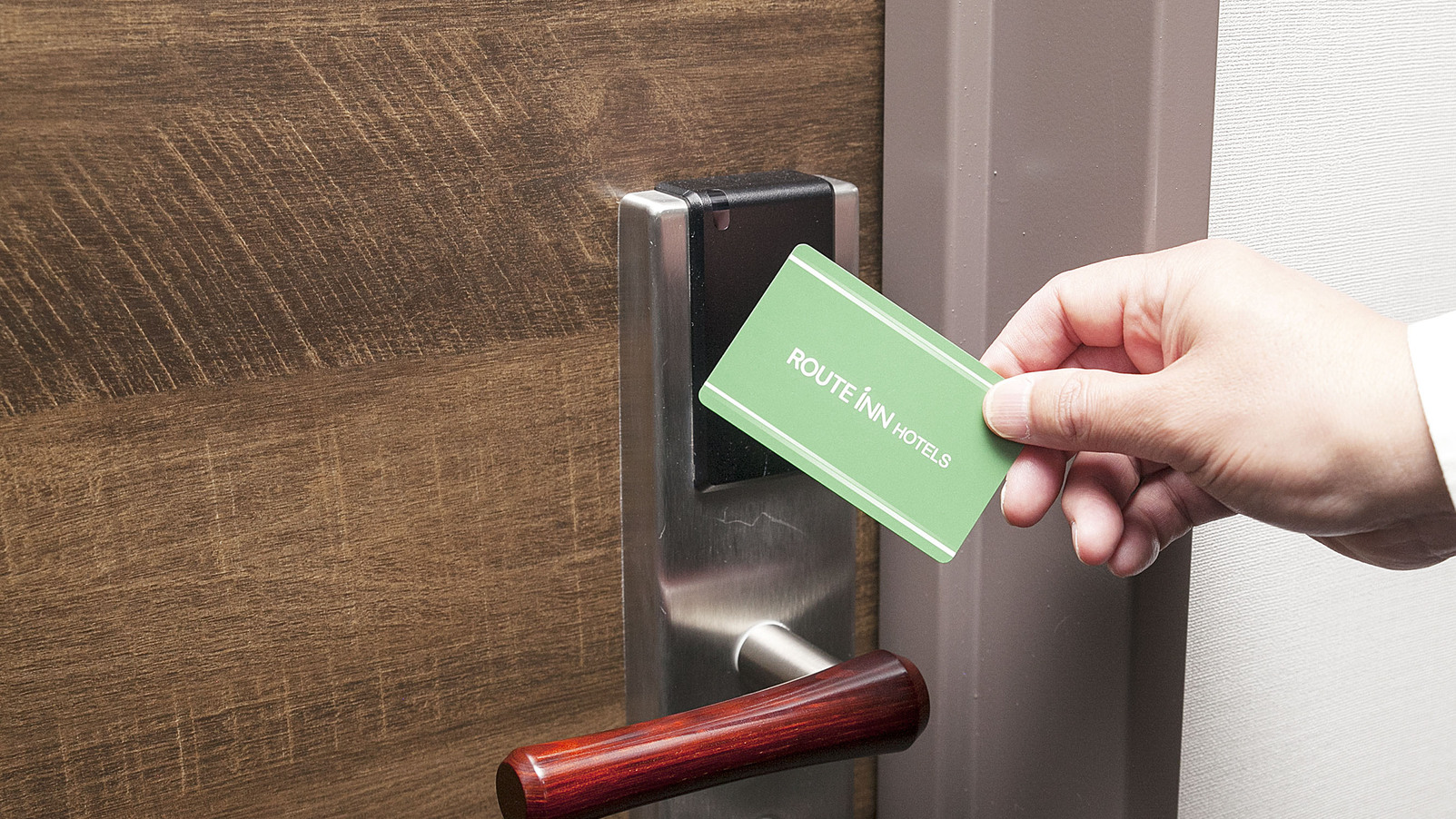 ルームキーをかざして扉を開けて下さい