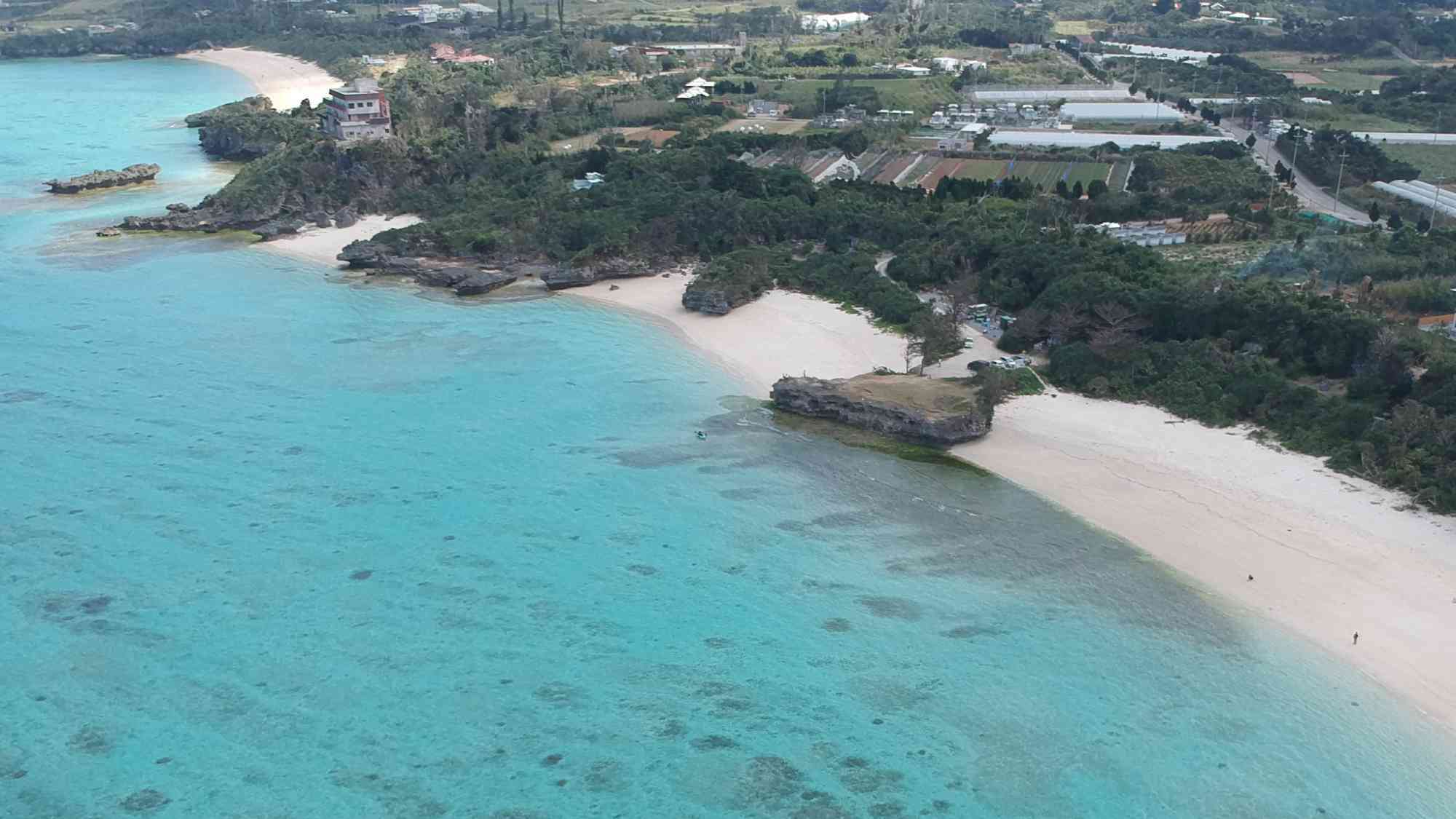 ・沖縄ならではの青い海と白い砂浜