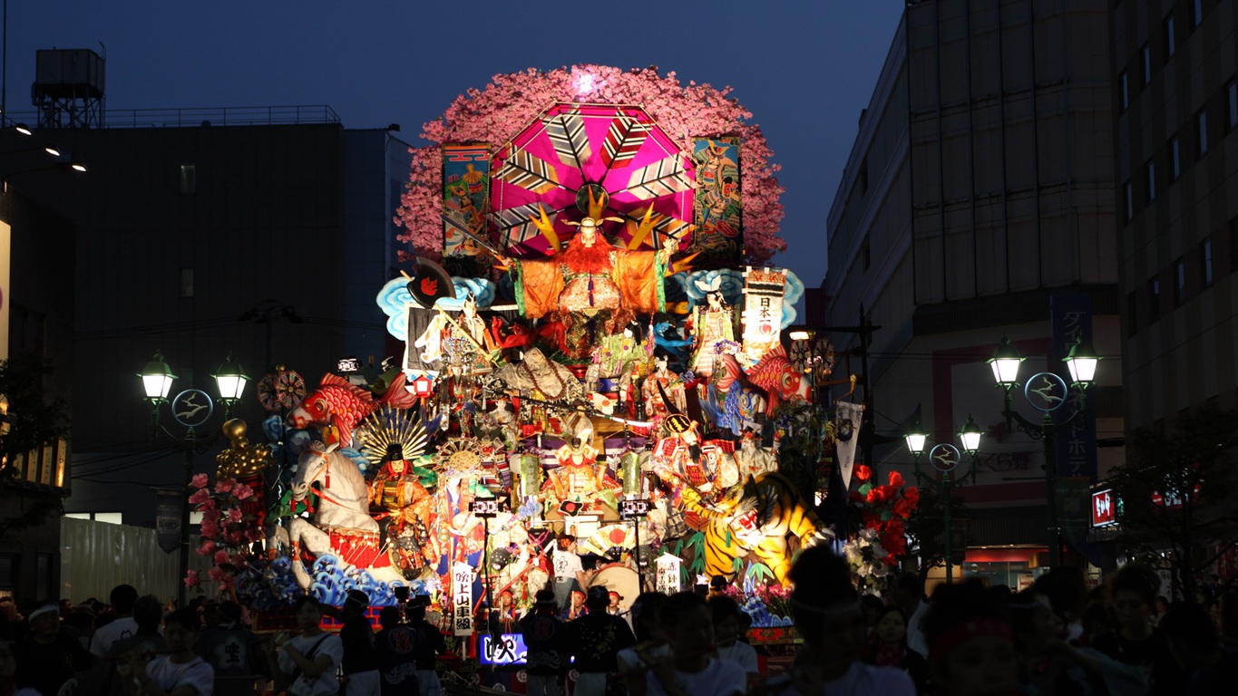 【八戸三社大祭】毎年7月31日〜8月4日に開催される、豪華絢爛な山車と神社行列が魅力の伝統的な祭り。