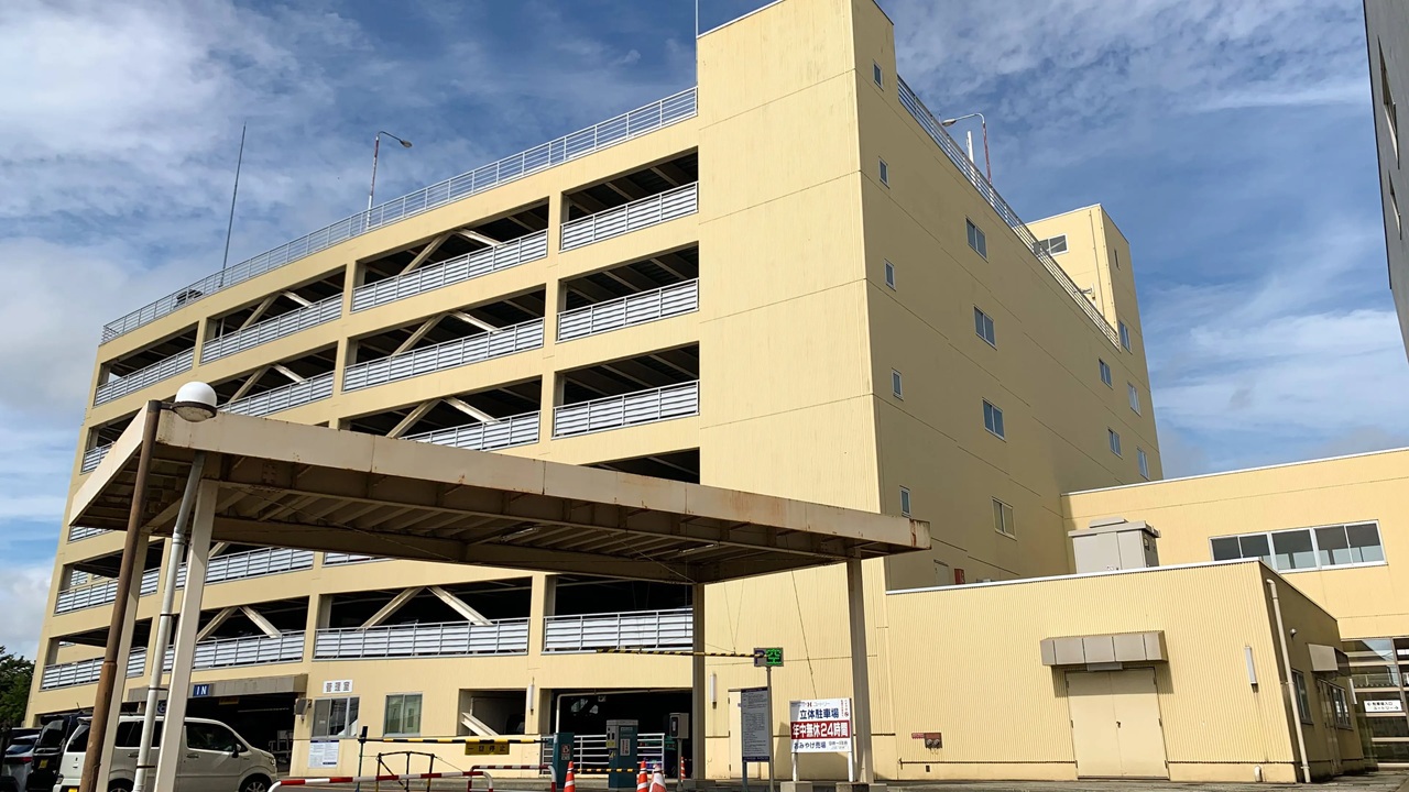 【ユートリー】2階連絡通路で接続されている「八戸駅前駐車場」が便利です。