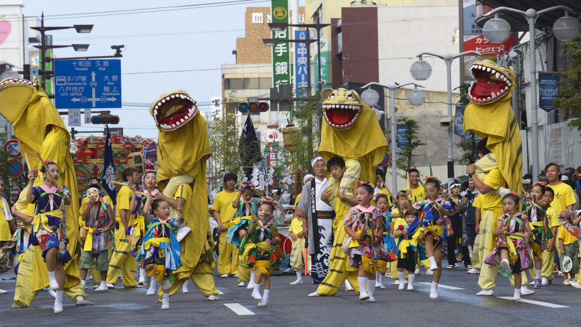 【八戸三社大祭】毎年7月31日〜8月4日に開催される、豪華絢爛な山車と神社行列が魅力の伝統的な祭り。