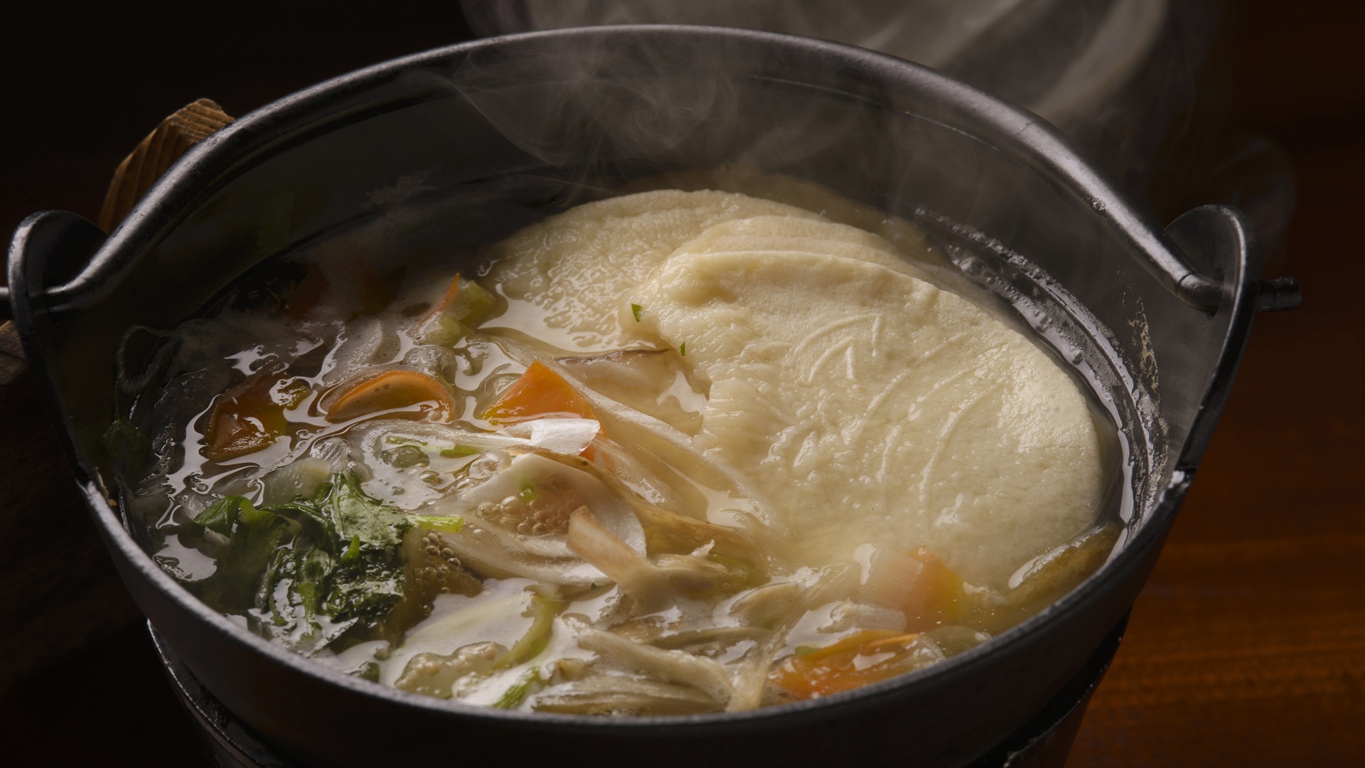 【八戸せんべい汁】南部煎餅を醤油だしで煮込み、具材と共に味わう、八戸の郷土料理です。