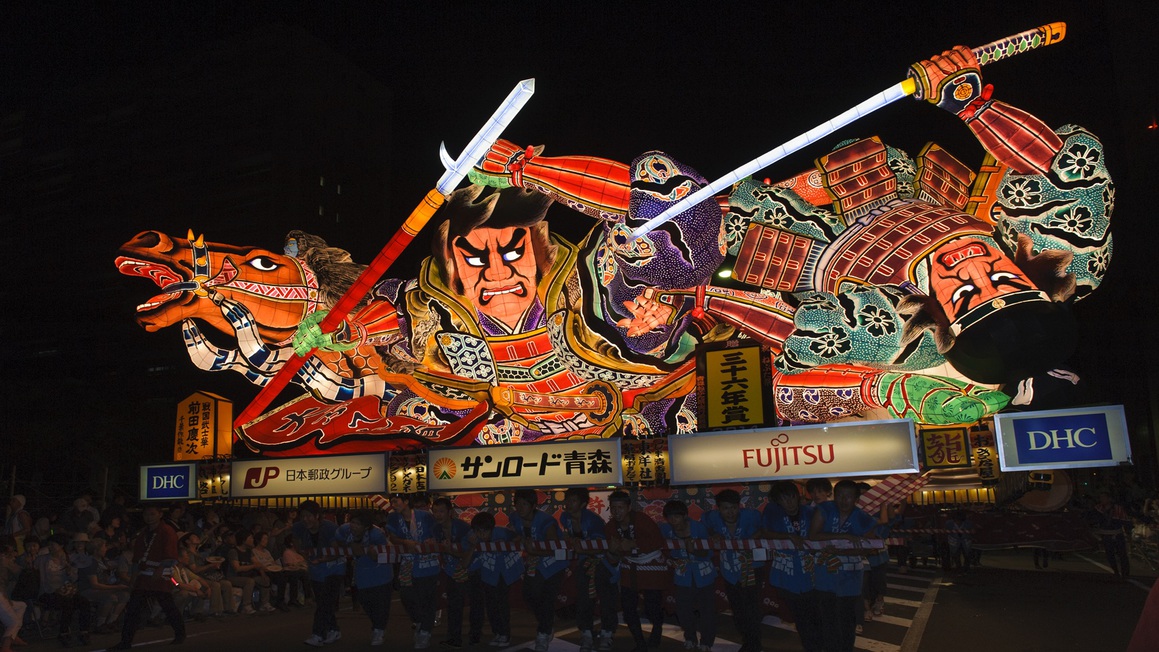 【青森ねぶた祭】毎年8月2日から7日に開催される夏の火祭りで、巨大な灯籠と跳人が街を練り歩きます