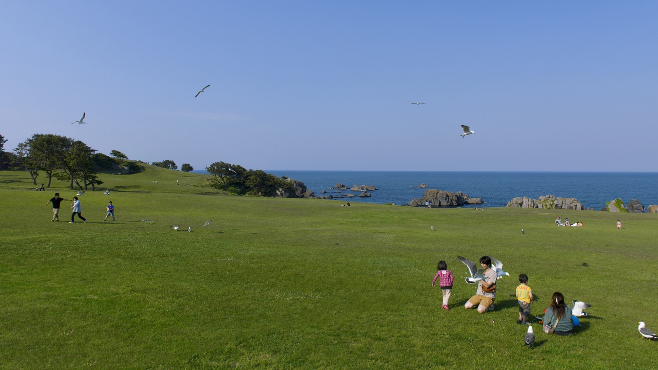 【種差天然芝生地】太平洋の眺望と広大な天然芝が魅力の、文人や画家に愛された絶景地です。