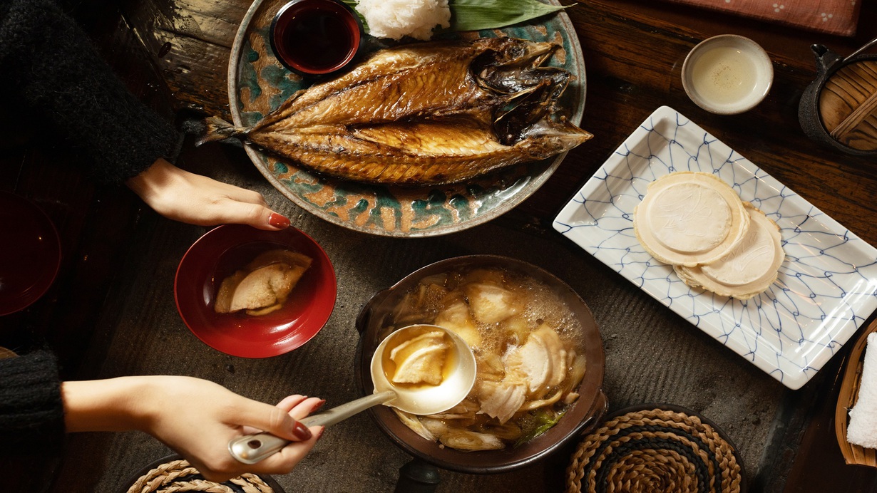 【八戸せんべい汁】南部煎餅を醤油だしで煮込み、具材と共に味わう、八戸の郷土料理です。