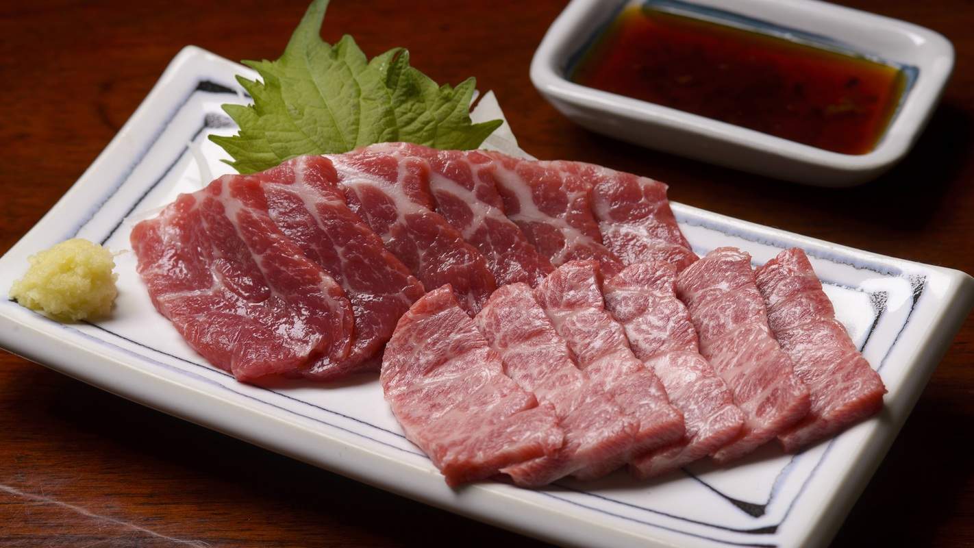 【馬肉料理】十和田やその周辺地域では、馬肉料理が古くから親しまれ馬刺しや馬肉の燻製などが楽しめます。