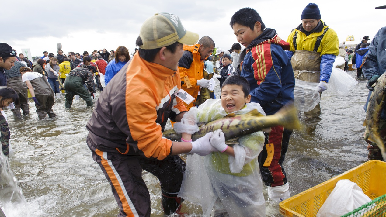 【日本一のおいらせ鮭まつり】鮭のつかみ取りやサーモンレースなど、家族で楽しめるダイナミックなイベント
