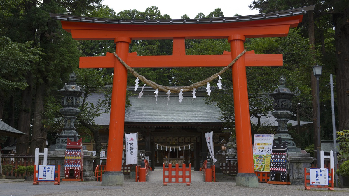 【櫛引八幡宮】南部藩の総鎮守で、国宝や重要文化財を有し、老杉が立ち並ぶ歴史ある神社です。