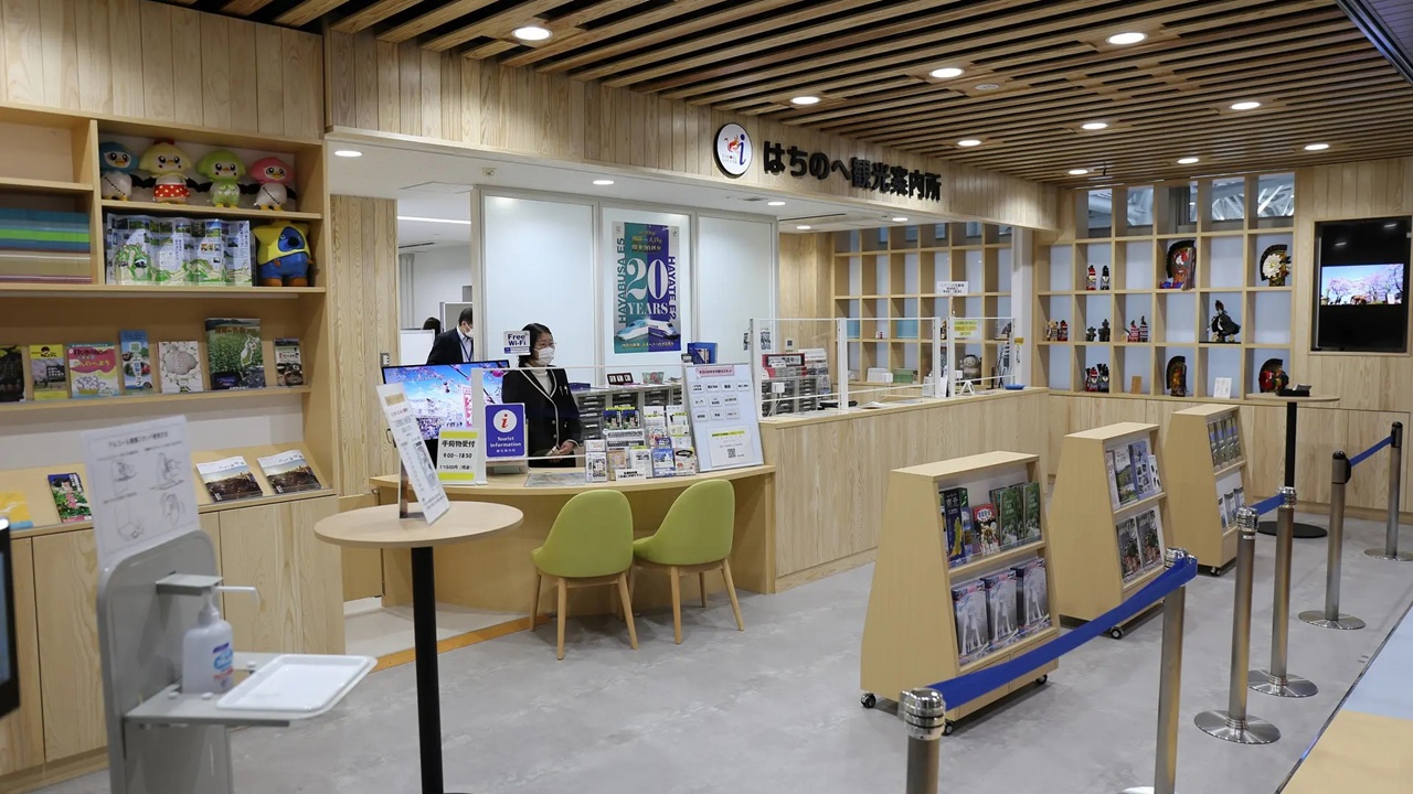 【はちのへ観光案内所】東北新幹線八戸駅内に位置する観光案内所