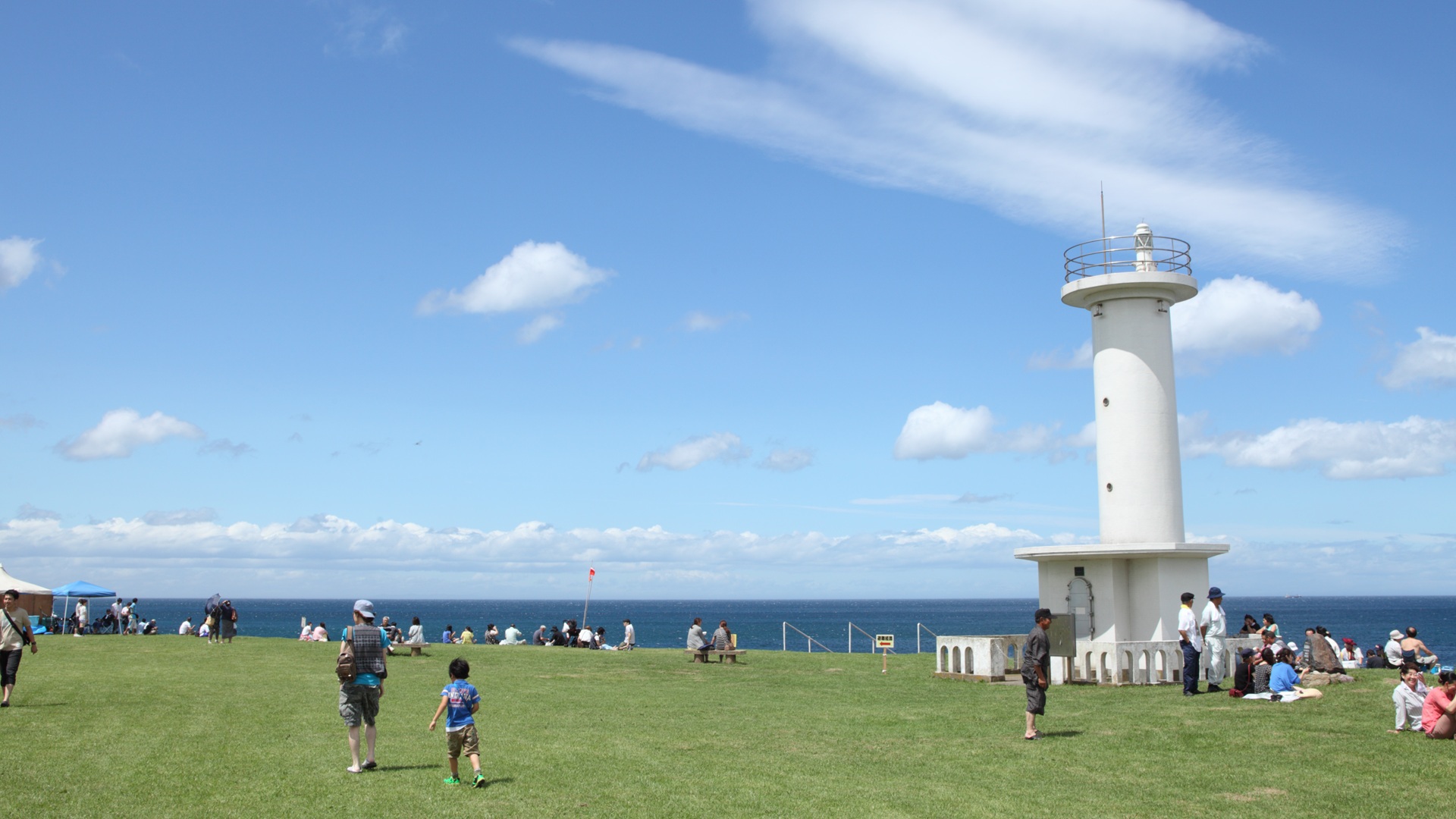 【階上灯台】草原に佇む白い灯台で、県内最東南端から昇る朝日が絶景です。