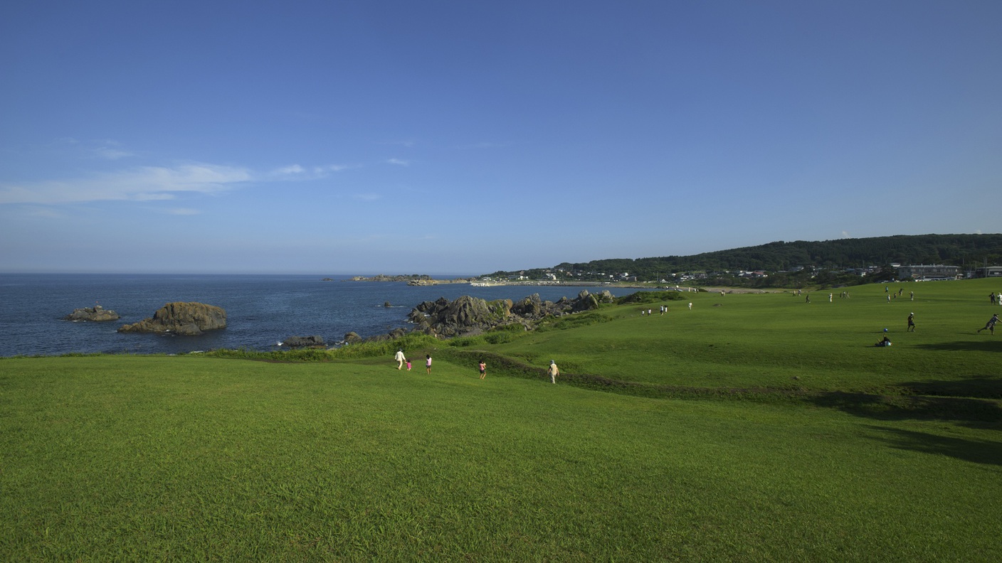 【種差天然芝生地】太平洋の眺望と広大な天然芝が魅力の、文人や画家に愛された絶景地です。