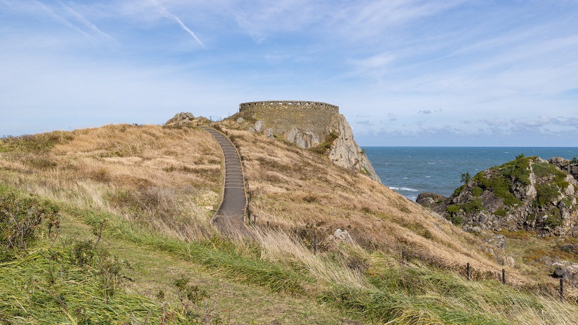 【葦毛崎展望台】太平洋を一望できる絶景スポットで、種差海岸遊歩道の起点です。