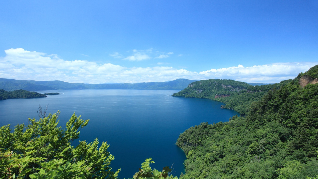 【十和田湖】青森県と秋田県にまたがる透明度が高いカルデラ湖で、自然美が魅力です