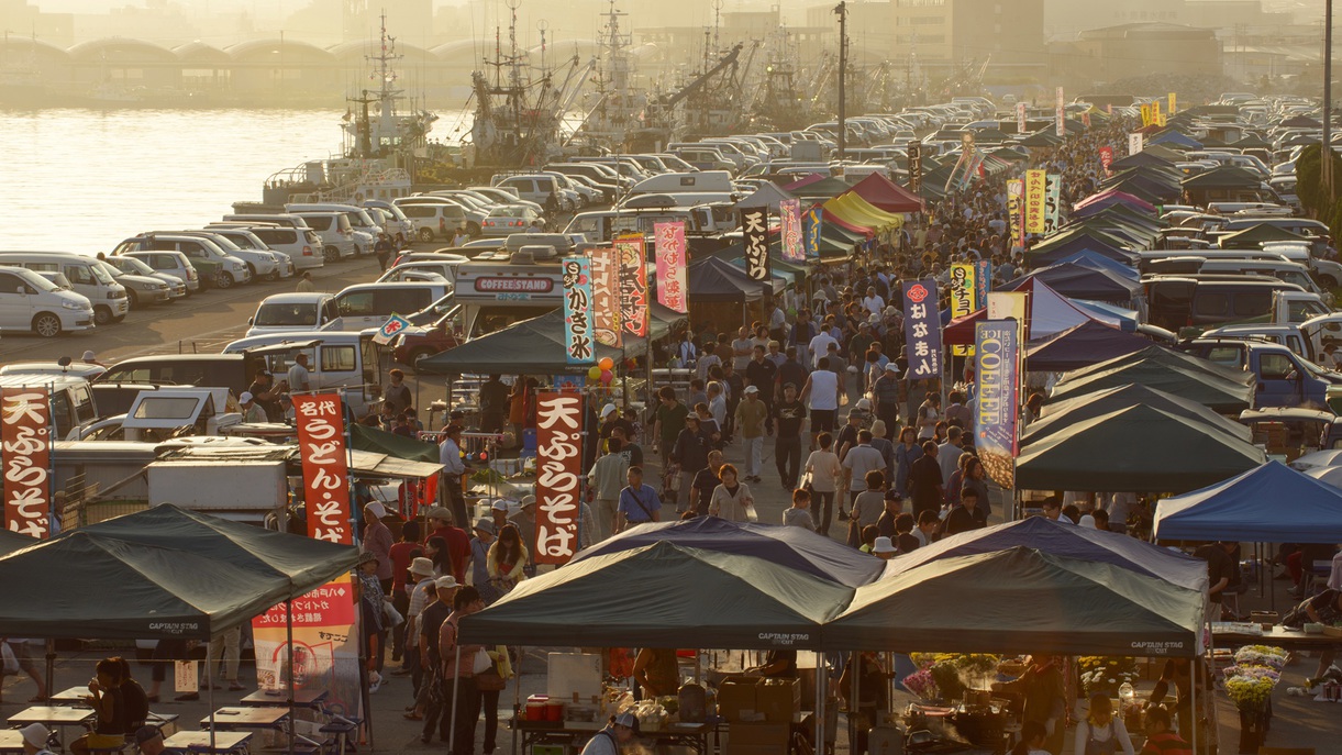 【館鼻岸壁朝市】3月中旬から12月まで毎週日曜に開催される、約300軒が並ぶ八戸最大規模の朝市です