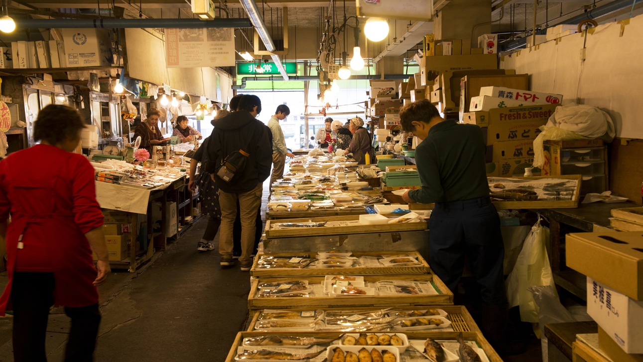 【陸奥湊駅前朝市】昭和28年開設の歴史ある市場で、八戸の台所として賑わっています。