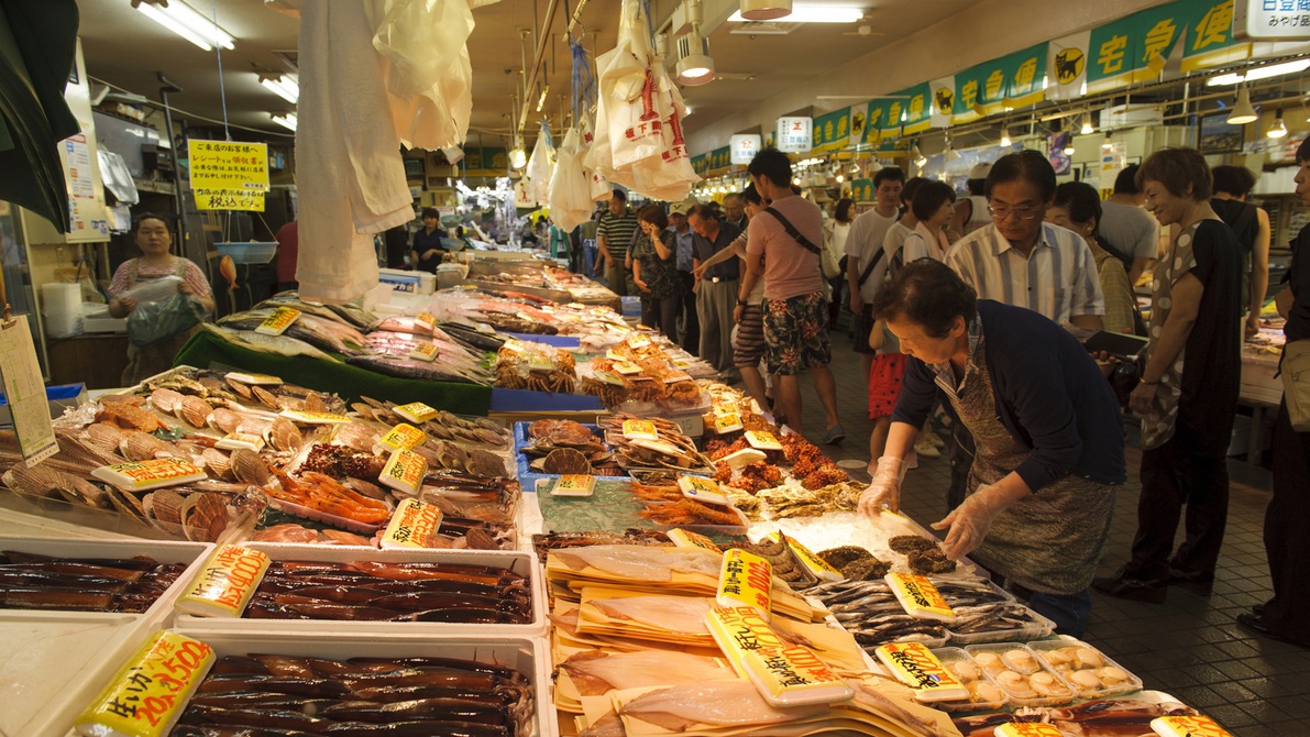 【八食センター】ホテルから車で10分。魚介類を豊富に扱い朝市の雰囲気を持ちながら買い物を楽しめます。